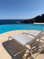 Grand studio terrasse vue mer pieds dans l'eau piscine - B&B Saint-Raphaël
