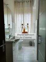 Camera Matrimoniale con Bagno in Comune 