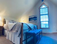 Creekside Chalet with private hot tub - B&B Redmond