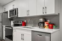 Private Basement Magnolia Retreat Family Friendly Suite near Seton and Lake - Chambres d'hôtes Calgary
