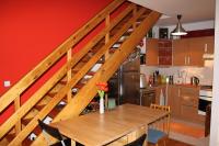 B&B Prague - Sunny Two-story Apartment Kyje - Bed and Breakfast Prague