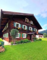 Tirolerhaus Tannheim - zentral und ruhig - gemütliche Dachgeschosswohnung mit separater Küche, Schlafzimmer & Charme - ab 7 Tage buchbar - Bed and Breakfast Tannheim