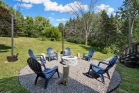 *NEW* Large Backyard ~ Game Room ~ Firepit ~ Lake - B&B Skaneateles
