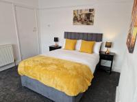 Elegant Contractors & Family Friendly 4-Bedroom Home , Guests 7 , Parking , Fast Wifi - Bed and Breakfast Birstall
