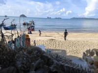 Aura Bluewave Beach House and Mini Beach Cafe - B&B Tanjung Rhu