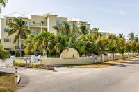 2 Bdrm Stunning Marina View at The Yacht Club C5 - Chambres d'hôtes Providenciales