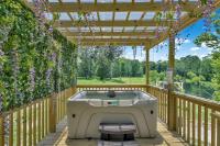 Luxury Geo Dome with Hot Tub Perfect for Glmping Getwy ner Houston, Texs - B&B Coldspring