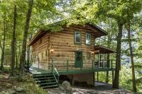 Beautiful Rustic Cabin Surrounded by Nature with Incredible Views and a Wrap-Around Deck for an Amazing Glamping Experience in Marshall, NC - B&B Hot Springs