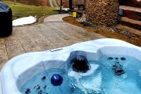 Renovated Cottage with Spa Surrounded by Beautiful Hiking Trails by Tappan Lake in Ohio - B&B Uhrichsville