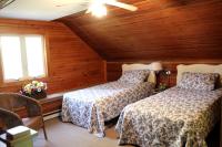 Charming Cabin Rental with Private Beach Access on Lake George in New York - Chambres d’hôtes Glenburnie