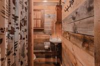 Cozy Log Cabin with an Indoor Fireplace Located on 70 Forested Acres in Leicester, Vermont - Chambres d'hôtes Leicester