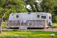 Vintage Camper Amazingly Equipped Great for a Unique Getaway in Texas - B&B Spicewood