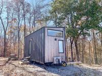 Cozy Tiny House on a Farm in Fredericksburg, Indiana - Perfect Romantic Glamping Destination - B&B Fredericksburg