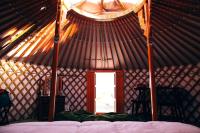 Peaceful Desert Yurt Glamping with Stargazing Near Joshua Tree National Park, California - Chambres d'hôtes Twentynine Palms