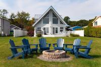 Katies Cottage Lakefront Stay with Hot Tub and Kayaks - B&B Geneva