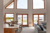 Katies Cottage Lakefront Stay with Hot Tub and Kayaks - B&B Geneva