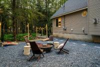 Pocono Lake Getaway Sauna Hot Tub Playground - B&B Wagners Forest Park