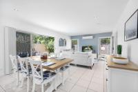 Private Poolside Villa - B&B Urangan