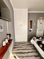 Tweepersoonskamer met 2 Aparte Bedden en Gedeelde Badkamer