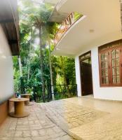 e34 Café, Restaurant & Hotel Koslanda Hideaway with a Private Natural Pool - B&B Koslanda