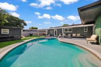 NEW Casa Maui I 10min to beach I Pool I 18 Sleeps - Chambres d’hôtes Lake Forest