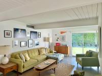 Navigate Stays Yellow Umbrella Poolside Escape - Bed and Breakfast Palm Springs