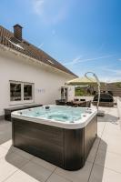 Kleeoase - Luxus Apartment- Jacuzzi - Dachterrasse - Kochinsel - kostenlose Parkplätze - See in 10 min - Chambres d'hôtes Greifenstein