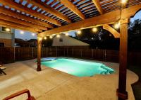 Gorgeous 4 bedroom 2,5 bath Home with Heated Pool, Spa & Game Room close to DFW Airport, Gaylord Convention Center, Shops and Restaurants - Chambres d'hôtes Flower Mound