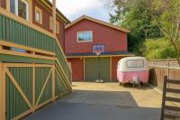 Melrose Place Poolside Hideaway Basement Suite Sleeps 6 plus - B&B Victoria