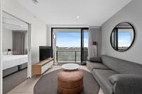Riverside 1BR Apt with King Bed and Pool! - Ferienwohnung Brisbane