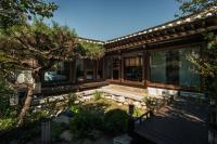 Bukchon Premium Hanok Cheongsudang Stay - B&B Seoul