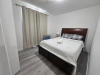 Non Smoking- Stylish Basement Suite Near Airport, Trails & Dining - B&B Edmonton