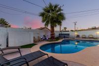 5BR Oasis with Heated Pool, Hot Tub and BBQ and More - Bed and Breakfast Chandler