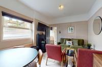 Stylish 2-Bed Cottage with Courtyard Garden Near South Ealing Tube Station - Chambres d'hôtes Londres