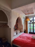 Habitación con cama extragrande y vistas al jardín 