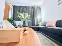 LivWithUs - 2 BR in Marina View Tower B - Bed and Breakfast Dubai