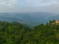 Dochi 4-BHK apartment with Hill Views, Living Room, & Balconies - B&B Parwanoo
