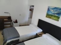 Zimmer mit Queensize-Bett und Gartenblick