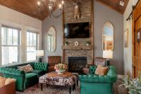 Boutique Luxury Stay Near JMU with 2 King Suites & Fireplaces - B&B Grottoes