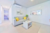 Elegant 2-bedroom space with a pool, gym, and free parking - B&B Luque