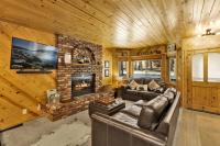 Golden West Cottage at Snow Summit - Walk to Lifts- Hot Tub- Foosball- Central Retreat- - Chambres d'hôtes Big Bear Lake