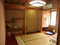 Tweepersoonskamer in Japanse Stijl met 2 Aparte Bedden en Gedeelde Badkamer
