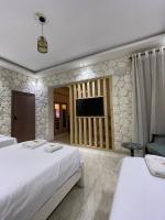 Trible room with balcony with pyramids view 