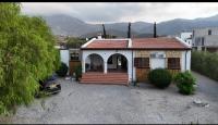 A Spacious Villa to Entertain - B&B Aglantziá