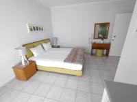 Estudio con vistas al jardín