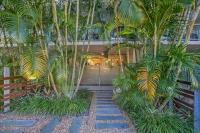 The Fish Bowl - Vibrant Riverside Escape with Pool - B&B Brisbane