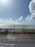 Luxury 2 Bedroom Apartment with Full Seaview's - Chambres d’hôtes Worthing