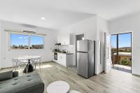 Stylish Sunny Sea-View Apartment in Central Peyia - Chambres d’hôtes Pégeia