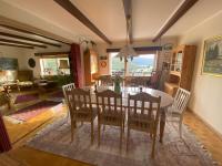 Charming Retreat with Stunning Views for 9 Guests - B&B Vestmanna