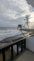 Zimmer mit Kingsize-Bett und Meerblick